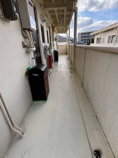 共用廊下です。各戸宅配BOX付です。