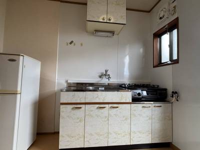 キッチンリメイク済み。冷蔵戸・２口コンロ付♪