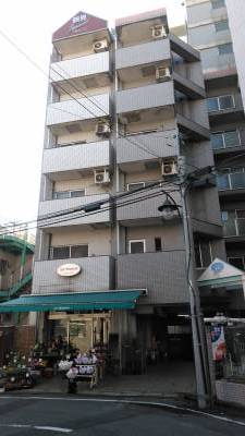 １階は管理人の花屋。手前は６階部分、奥は１１階。女性に人気。