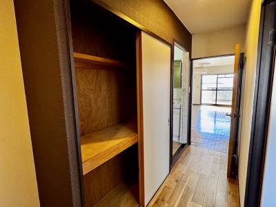 廊下にも十分な収納があります。