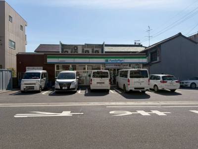 近くにはコンビニもあります