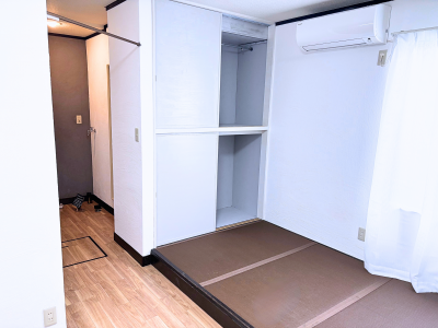 収納部も塗装済み。180cm幅なので様々な物が収納できます。