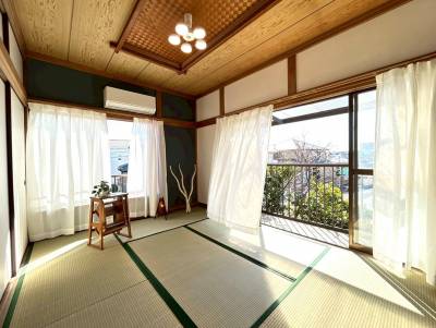 大きな掃き出し窓で風が通る過ごしやすい２階。