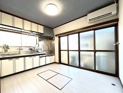 広くて使い勝手のよいキッチン。出窓スペース家電設置。収納豊富