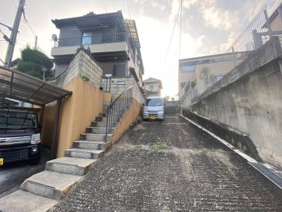 軽自動車は左側に寄せて駐車可能です。