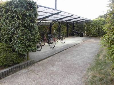 自転車、バイク駐輪場です。