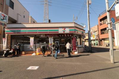 駅前のセブンイレブンです。
他にもスーパーや薬局等あります。