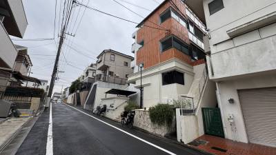 閑静な住宅街。近隣大型ショッピング店や大きな公園あり。