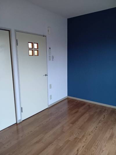 青いアクセントクロスがオシャレなお部屋を演出します。