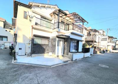 小型車駐車場可能　南西角地で日当たりも良好の戸建てです