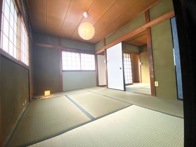 【畳と壁の緑でゆっくり落ち着ける２階和室】