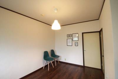 床は白のクッションフロアに変更しています