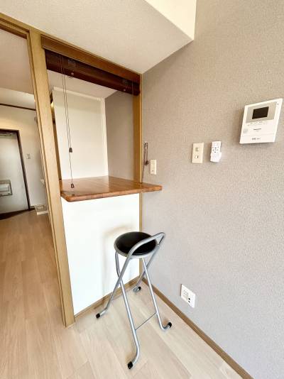 カウンターとハイチェアがあるので食事などにも便利♪