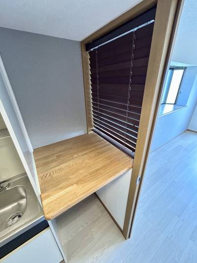 キッチン横カウンターには木製ブラインドが設置済♪