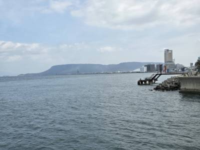 海辺には、屋島が見えます。
自然に癒されます。