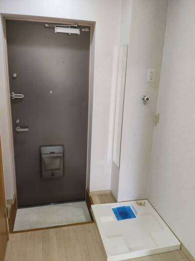 玄関横にシューズ用の棚を完備