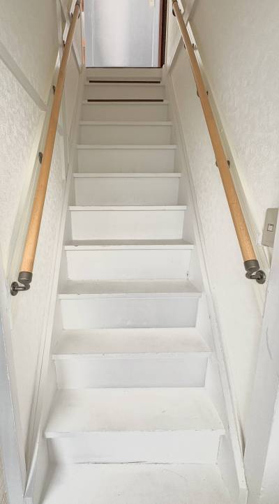 手すり両側。昇降も安心です。