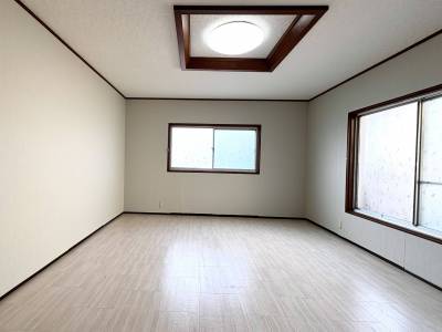 ２階の右。二面採光で明るいお部屋。