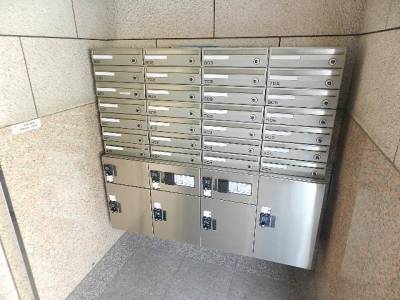 宅配ボックス、オートロックのあるエントランス