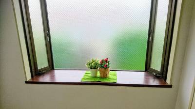明るくて大きな出窓。換気も良いです。