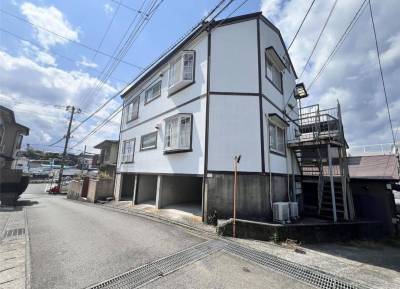 閑静な住宅街に佇む別荘風の外観です