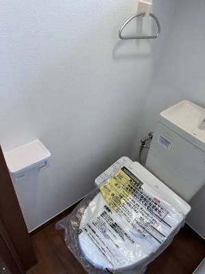 ウォシュレットとトイレットホルダーを新しく取り付けました。