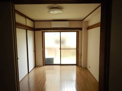 いい感じのフローリングでエアコンは新品交換済み