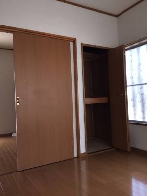 北西側洋間〜上下収納あり。たっぷり収納できます！