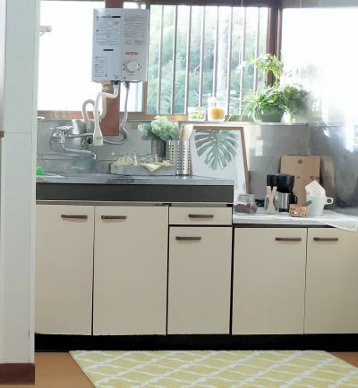 日が差し込む明るいキッチンです。