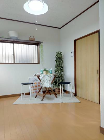 DK　日差しが入るDK　上部棚多数あり収納力もバッチリ