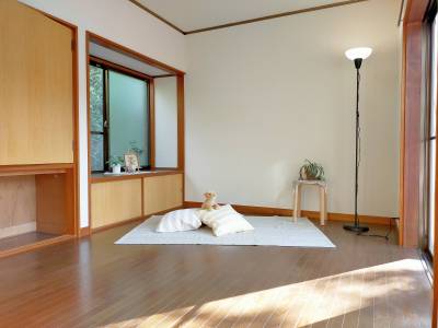 洋室１　６畳　両開きクローゼット収納多め、明るく広々です