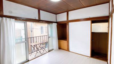 ２階、広めのバルコニー
日当たり良好。収納2カ所有り