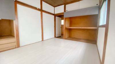 2階、窓2つあり風通しが良いです。収納2カ所有り