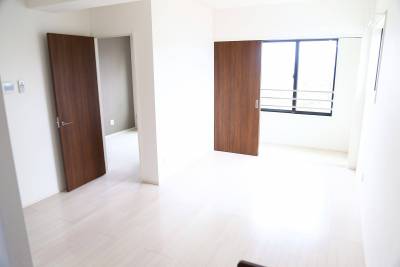 リビング側の全景。洗濯物はインナーバルコニーで干せます。