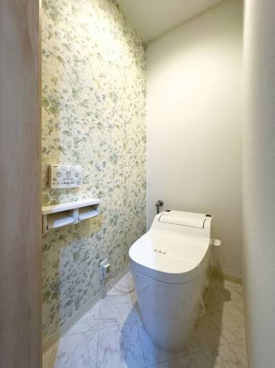 優しい花柄クロスで清潔感ある空間・年間1万円以上の節水可