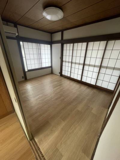 3階　玄関脇の洋室です。床張り替えました。