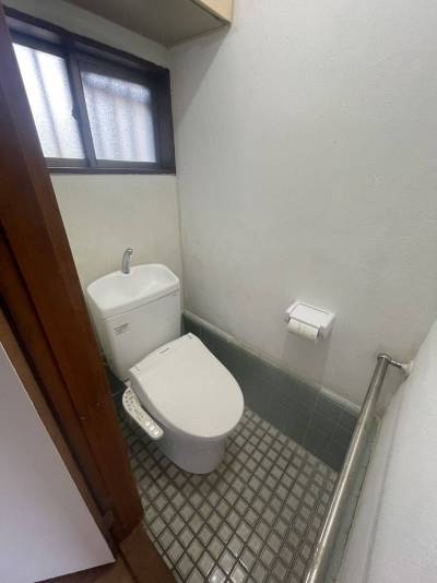 3階　玄関脇のトイレです。温暖便座です。