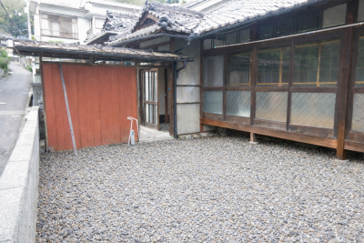 砂利や石、灯篭を置いて日本庭園作りはいかがですか♪