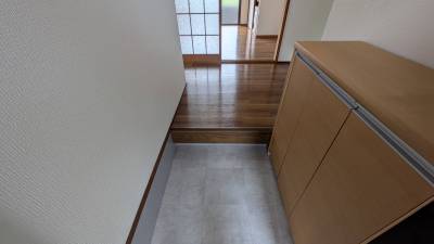 広々とした玄関。下足箱付。