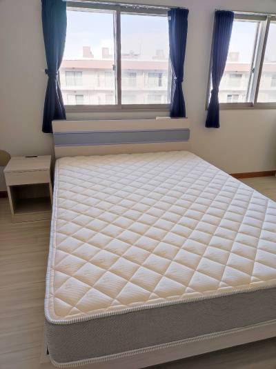 ダブルサイズベッド（マットレス新品）、サイドテーブル