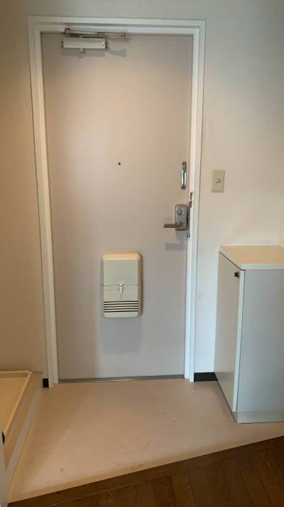 玄関
右側は靴箱です