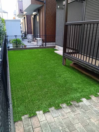 １階にもバルコニー！
人工芝で清潔、建物両脇は砂利で防犯!!
