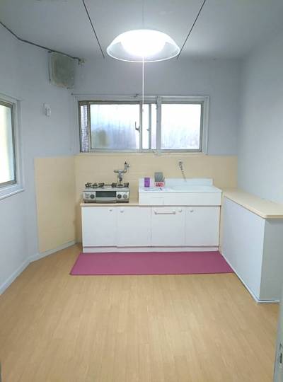 ガスコンロ設置。
シンクステンレス補修後耐水塗装。