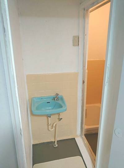 壁塗装。　床修復後塗装しました。