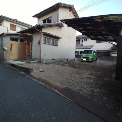 広めの駐車場。ジャンク感を残した外観