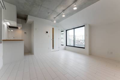 LEDと開放的な窓で、とにかく明るい。