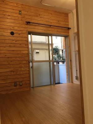 木の温もりのある寝室でリラックスできます。