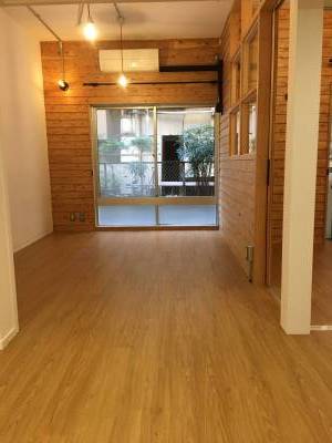 ウッド壁とコンクリート壁、天井はコンクリート打ちっ放しで広々