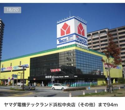 電気屋さんがエントランスを出てすぐ。何かと便利です