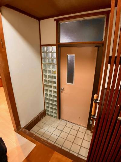 玄関です。右手にシューズボックスがあります。